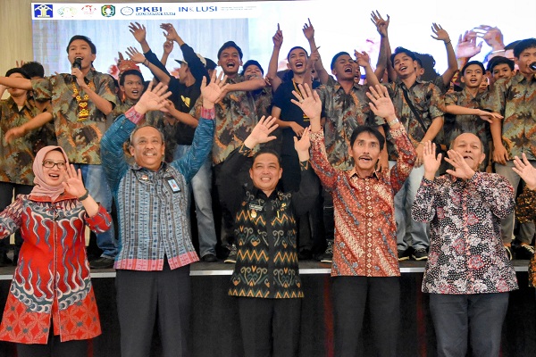 BERSAMA : Wagub Kalbar Ria Norsan bersama para pejabat lainnya, foto bersama usai kegiatan pemberian Remisi Anak dalam rangka memperingati Hari Anak Nasional Tahun 2023 di Pendopo Gubernur, Minggu (23/7).