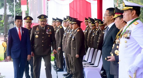 UPACARA: Presiden Joko Widodo menghadiri Upacara Peringatan Hari Bhakti Adhyaksa ke-63 Tahun 2023 yang digelar di Lapangan Upacara Bandiklat Kejaksaan RI, Jakarta, Sabtu (22/7).