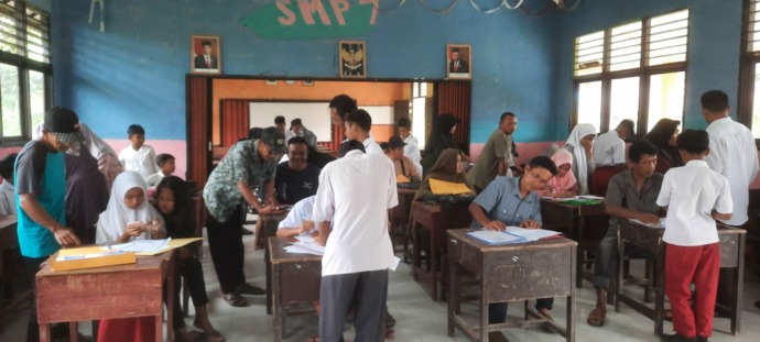 PPDB : Suasana Penerimaan Peserta Didik Baru (PPDB) di SMP Negeri 7 Tebas. Sejumlah orang tua calon siswa mulai mendaftarkan anaknya. IST