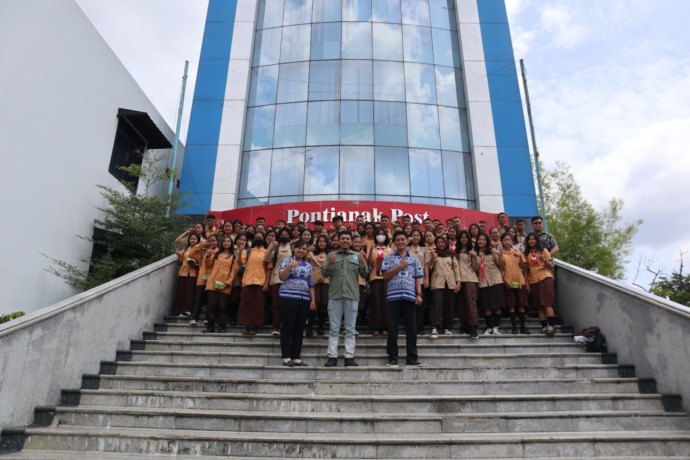 KUNJUNGAN: 72 siswa SMK N 1 Mempawah Hulu dan guru pendamping kunjungan Industri ke Pontianak Post, Sabtu (15/7).