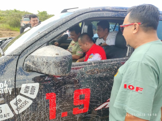 Dirlantas Polda Kalbar, Kombes Pol Muhammad Iqbal berkesempatan menjajal mobil Mu-x 4WD di sirkuit danau Hoce, Desa Kuala Dua, Kecamatan Sungai Raya, Kabupaten Kubu Raya. Sabtu (22/7).