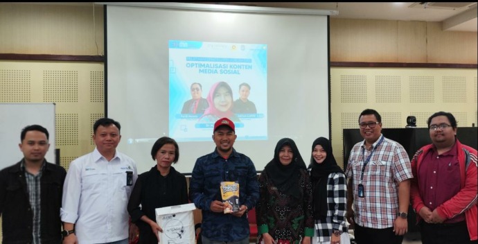 EGM Bandara Supadio, Muhamad Iwan Sutisna (dua dari kiri) berfoto bersama para pelaku UMKM Mitra Bina Bandara, disela-sela Pelatihan Strategi Penjualan dan Optimalisasi Konten Media Sosial bagi pelaku UMKM. IST