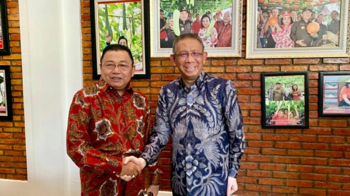 BERSALAMAN : Gubernur Kalbar Sutarmidji bersalaman dengan mantan Gubernur Kalbar Cornelis saat menghadiri acara ultah Cornelis di Villa Bukit Cornelis, Ngabang, Kabupaten Landak, Kamis (27/7).