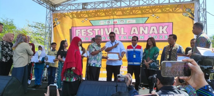 Bupati Kubu Raya, Muda Mahendrawan menyerahan penghargaan kepada Bandara Internasional Supadio yang diwakili Asisten Management Community Development, Bandara Internasional Supdio, M Joko Wahyudi. IST