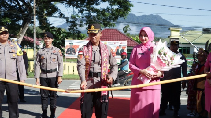 TRADISI : Kapolres Bengkayang, AKBP Teguh Nugroho saat melakukan tradisi adat potong bambu sebagai wujud selamat datang di Polres Bengkayang. Sigit Adriyanto/Pontianak Post