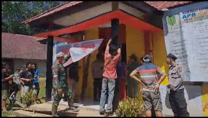 DISEGEL :  Kantor Desa Suka Damai disegel oleh peserta aksi unjuk rasa, Rabu (5/7) siang. IST