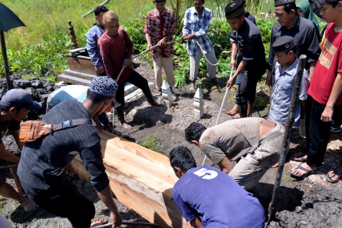 DIMAKAMKAN: Suasana pemakaman Ariski, korban terkaman buaya di Desa Kebayan, Kecamatan Jungkat, Kabupaten Mempawah, Minggu (16/7) siang. (ARIEF NUGROHO/PONTIANAK POST)