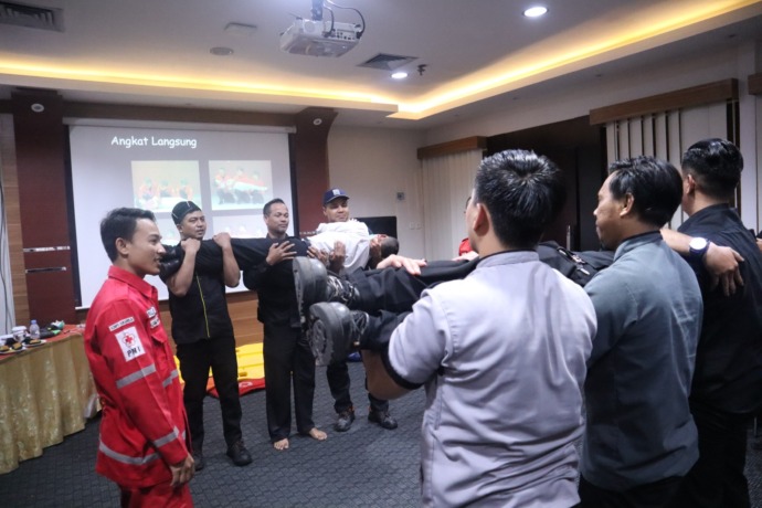 Beberapa karyawan sedang simulasi dalam mengangkat korban kecelakaan. (IST)
