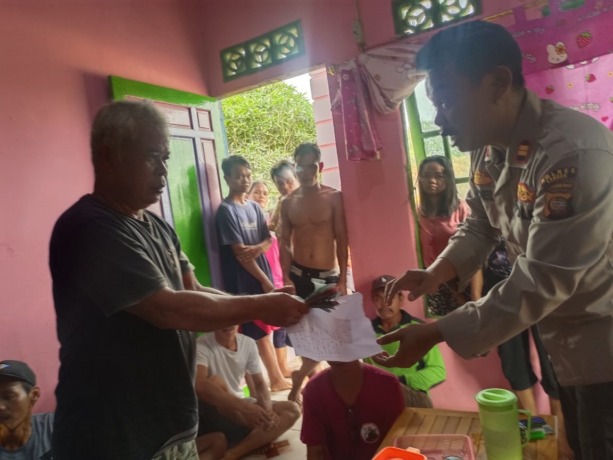 Proses mediasi penyelesaian kasus tersebut di rumah Pesirah Dusun Terap Desa Tanjung Balai Kecamatan Kuala Behe, Minggu (30/7). (ISTIMEWA)