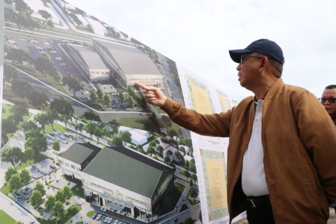 GOR TERPADU: Gubernur Sutarmidji saat melakukan pemancangan tiang pertama pembangunan GOR terpadu di Kawasan Gelora Khatulistiwa Pontianak, Sabtu (8/7). (BIRO ADPIM KALBAR FOR PONTIANAK POST)