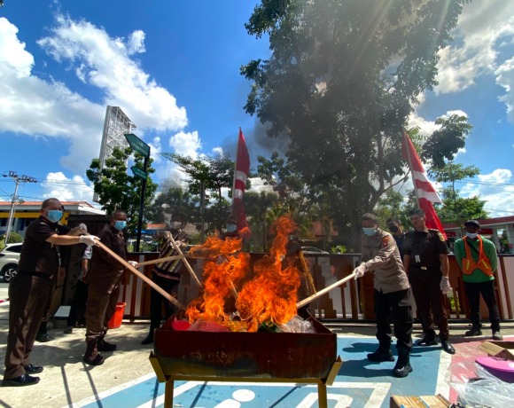 PEMUSNAHAN: Kejaksaan Negeri Pontianak menggelar pemusnahan barang bukti yang telah memiliki kekuatan hukum tetap (Inkracht) di halaman kantor Kejaksaan Negeri Pontianak, Kamis (13/7). Ribuan kosmetik dimusnahakan beserta barang bukti lainnya. (MEIDY KHAD