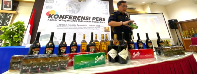 PENINDAKAN: Kantor Wilayah DJBC Kalimantan Bagian Barat menggelar konferensi pers terkait capaian kinerja semester satu tahun 2023, Selasa (11/7). Dari hasil penindakan diamankan sejumlah rokok ilegal, MMEA ilegal, dan NPP di Lingkungan Kantor Wilayah DJB