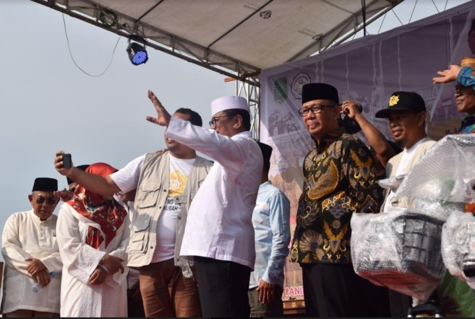 LEPAS: Gubernur Kalbar Sutarmidji bersama OSO saat melepas ribuan masyarakat yang mengikuti pawai Gema 1 Muharram 1445 Hijriah di kawasan Kantor Pusat Masjid 1001 Kubah, Rabu (19/7).