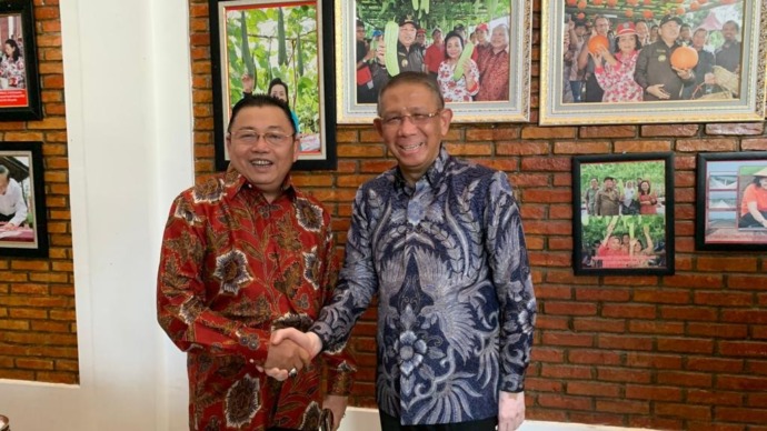 ULANG TAHUN : Gubernur Kalbar Sutarmidji saat mengunjungi kediaman Anggota DPR RI Cornelis untuk mengucapkan selamat ulang tahun ke-70 di Villa Bukit Cornelis, Ngabang, Kabupaten Landak, Kamis (27/7).