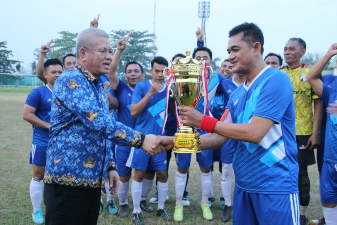Sekda Kalbar Harisson menyerahkan piala pada juara 1turnamen sepak bola antar OPD Kalbar