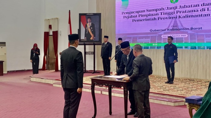 LANTIK: Gubernur Sutarmidji saat melantik pejabat pimpinan tinggi pratama di lingkungan Pemprov Kalbar, Kamis (3/8). (IDIL AQSA AKBARY/PONTIANAK POST)