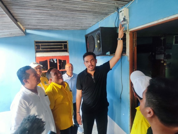 Wakil Ketua Komisi VII DPR RI, Maman Abdurahman bersama Ketua DPD Golkar Kubu Raya, Andry dan para aparatur Desa Gunung Tamang, pihak PLN bersama-sama secara simbolis menghidupkan tombol on/off KWH meteran listrik masuk desa.
