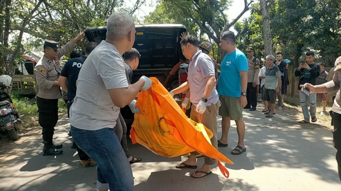 KORBAN KEBAKARAN: Jenazah korban kebakaran ruko bernama Bernadus saat dibawa ke RSUD Abdul Aziz Singkawang, Sabtu (12/8).