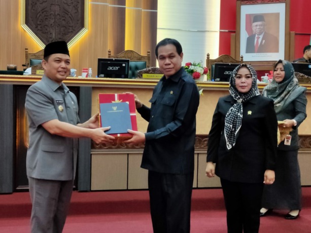 Wakil Gubernur Kalbar, Ria Norsan menyampaikan penjelasan Gubernur terhadap Rancangan Peraturan Daerah (Raperda) Perubahan Ketiga Atas Peraturan Daerah Nomor 8 Tahun 2016 tentang Susunan Perangkat Daerah, Pelaksanaan Penghormatan dan Pemenuhan Terhadap Ha