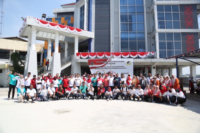 Foto bersama saat digelar jalan santai sebagai rangkaian kegiatan memeriahkan HUT RI