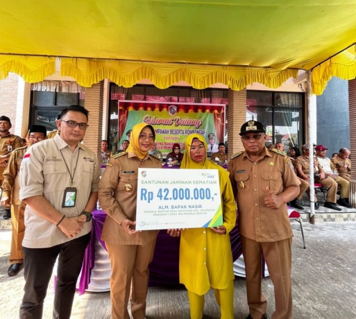 Penyerahan secara simbolis kartu kepesertaan jaminan sosial ketenagakerjaan dilakukan oleh Bupati Mempawah Erlina dan Kepala BPJS Ketenagakerjaan Kantor Cabang Pontianak Ryan Gustaviana. (Istimewa)