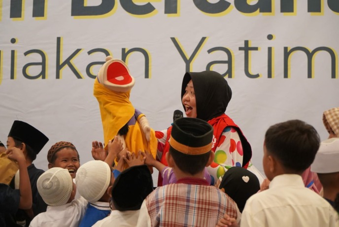 Anak-anak yatim dhuafa penerima bantuan program YBM PLN terlihat antusias mendengarkan dongeng dari Boneka yg bernama
