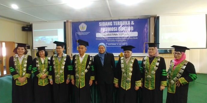 Doktor ke-27 FEB DIM Untan, Dr. Khristina Yunita Foto Bersama Pimpinan Sidang Beserta Tim Penguji Usai Sidang Dinyatakan Lulus.