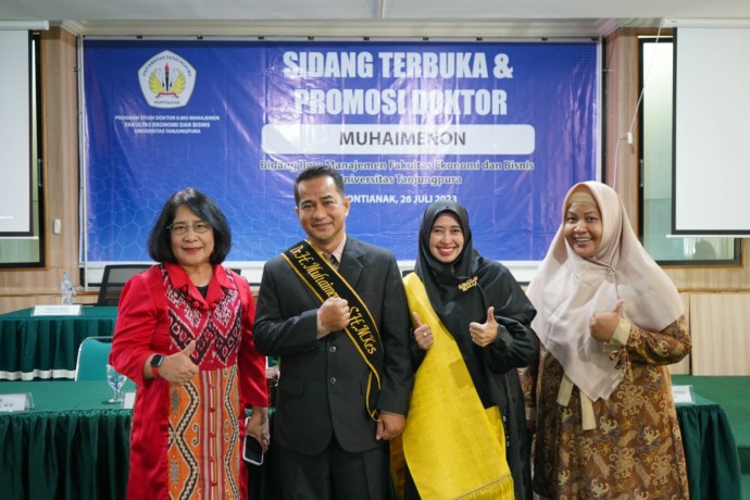 Foto Doktor Baru Dr. M. Muhaimenon, bersama Kaprodi dan Sekprodi PS DIM FEB Untan