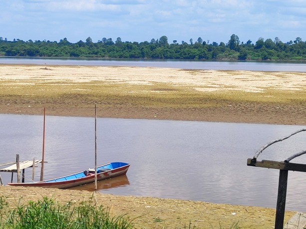 Desa Pulau Limbung, Kecamatan Sungai Raya, Kabupaten Kubu Raya, Provinsi Kalimantan Barat menyimpan eksotisme menarik bagi warga luar. Segala potensi sumber daya alam seperti galian C berupa pasir, hasil pertanian, perikanan, hutan alam, dan sawit menjadi
