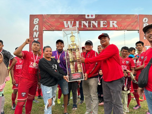Manajer Ginza FC Yenny Ledyana saat menerima Banteng Cup 2023.