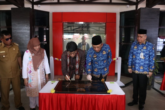 RESMIKAN : Gubernur Kalbar Sutarmidji bersama Plt Kepala BKN RI Haryomo Dwi Putranto menandatangani prasasti peresmian gedung Unit Penyelenggara Seleksi Calon dan Penilaian Kompetensi Pegawai ASN Pontianak, Senin (1/8).