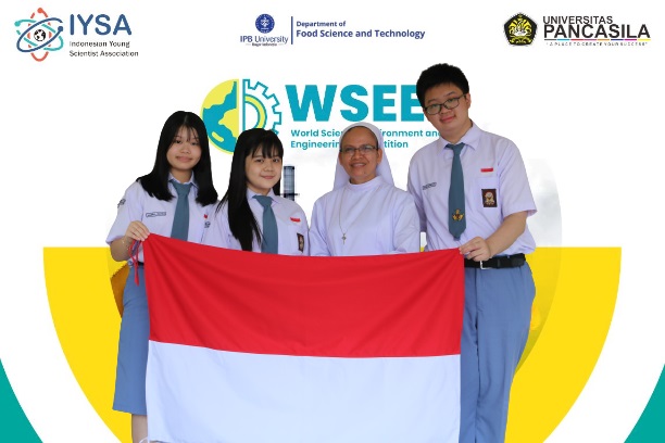 BERPRESTASI: Foto bersama Kepala Sekolah Suster Dionesia, KFS bersama Valeria Nadine, Jennifer Lie, dan Wirya Adhikara. IST