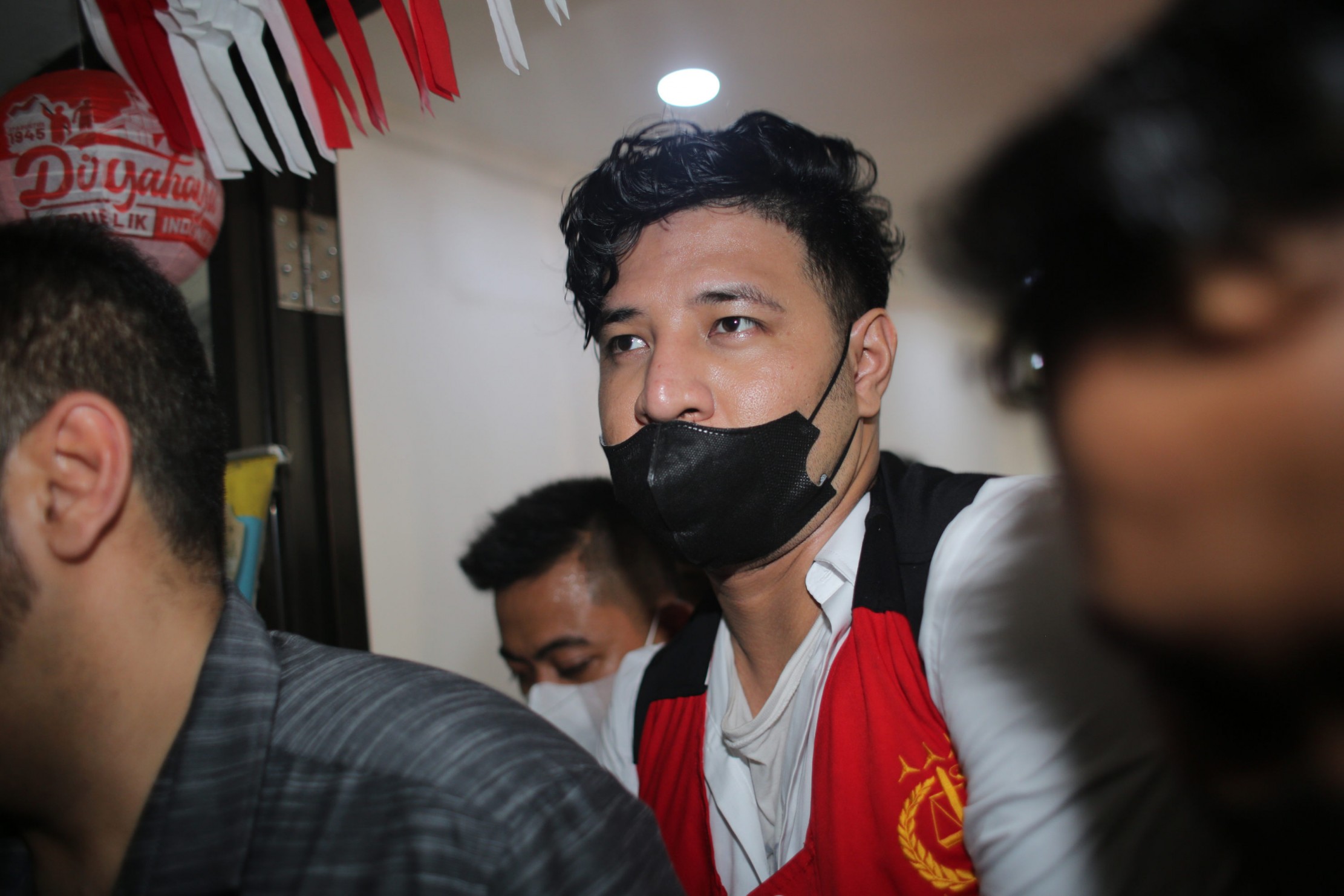 Ammar Zoni tiba di Pengadilan Negeri Jakarta Selatan untuk menjalani sidang perdana kasus dugaaan narkoba, Jakarta, Selasa (22/08/2023).--Foto: Imam Husein/Jawa Pos