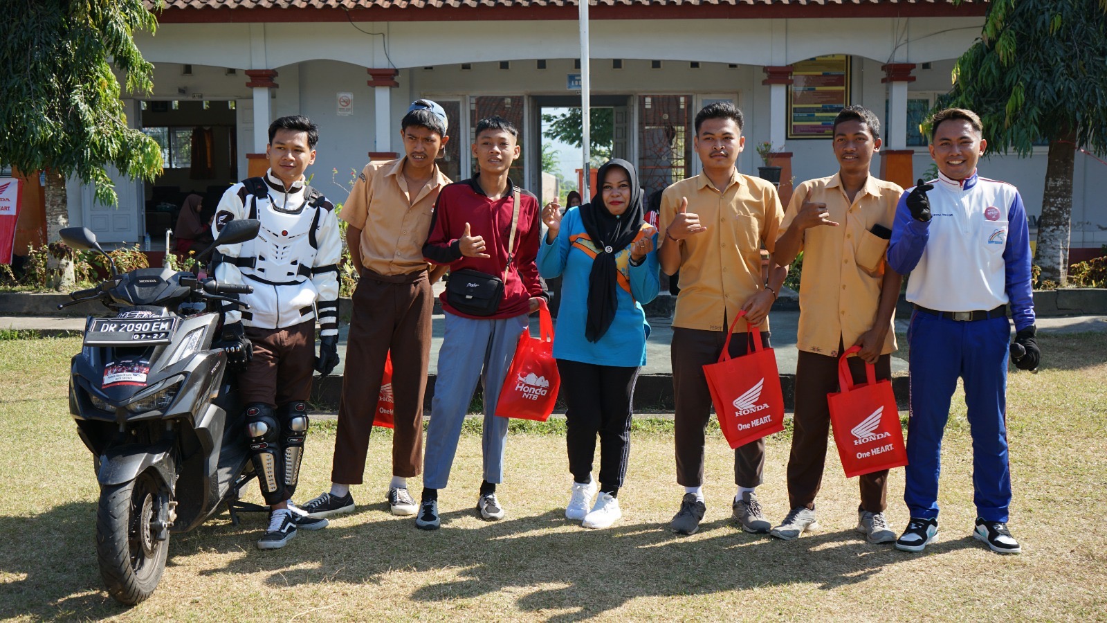 Foto bersama : timnsafety riding Astra motor NTB bersama siswa siswi