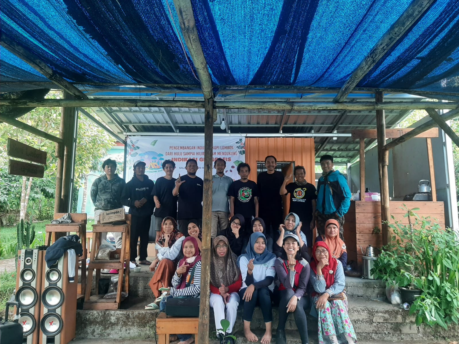 BANGUN KEBERSAMAAN: Para petani, pengusaha, dan pecinta kopi se-NTB foto bersama usai diskusi mengenai kopi dari hulu sampai hilir di Desa Sajang, Sembalun Lombok Timur, pekan lalu.