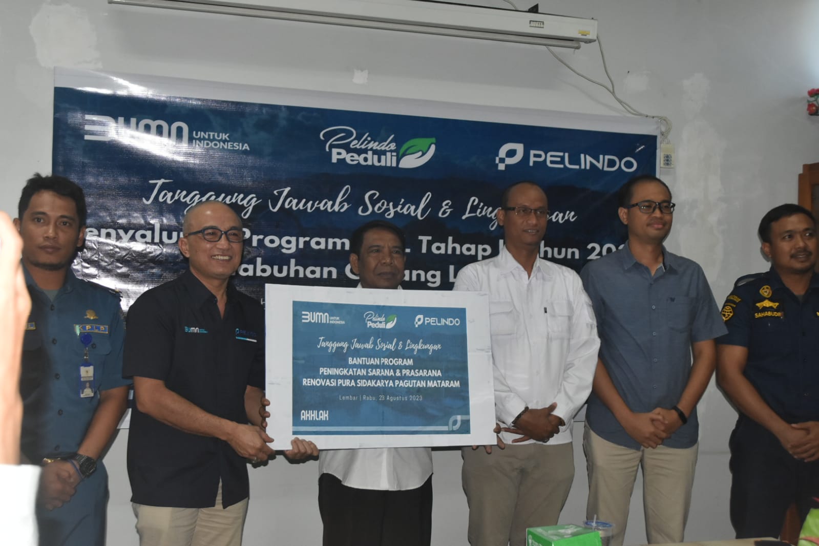 BANTU SESAMA: Managemen Pelindo Menyalurkan TJSL Ke Kawasan Pelabuhan Lembar