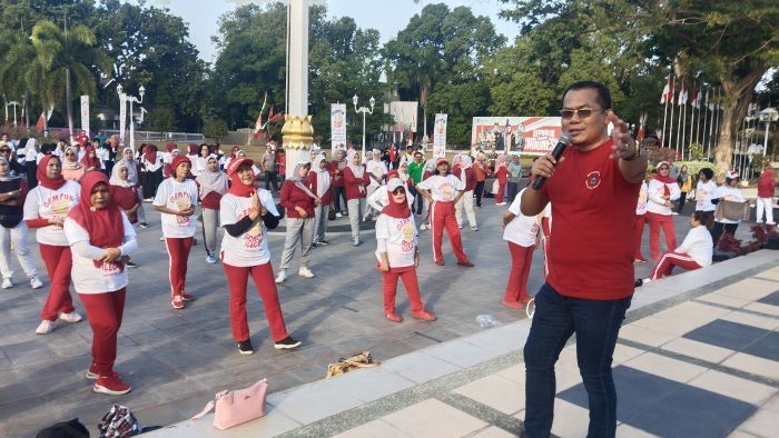 KENALI CIRINYA: Kepala Biro Perekonomian Setda NTB Wirajaya Kusuma (kanan) memberikan sosialisasi Gempur Rokok Ilegal Melalui Senam Masal Bersama di halaman kantor Gubernur NTB, Jumat (25/8/2023).