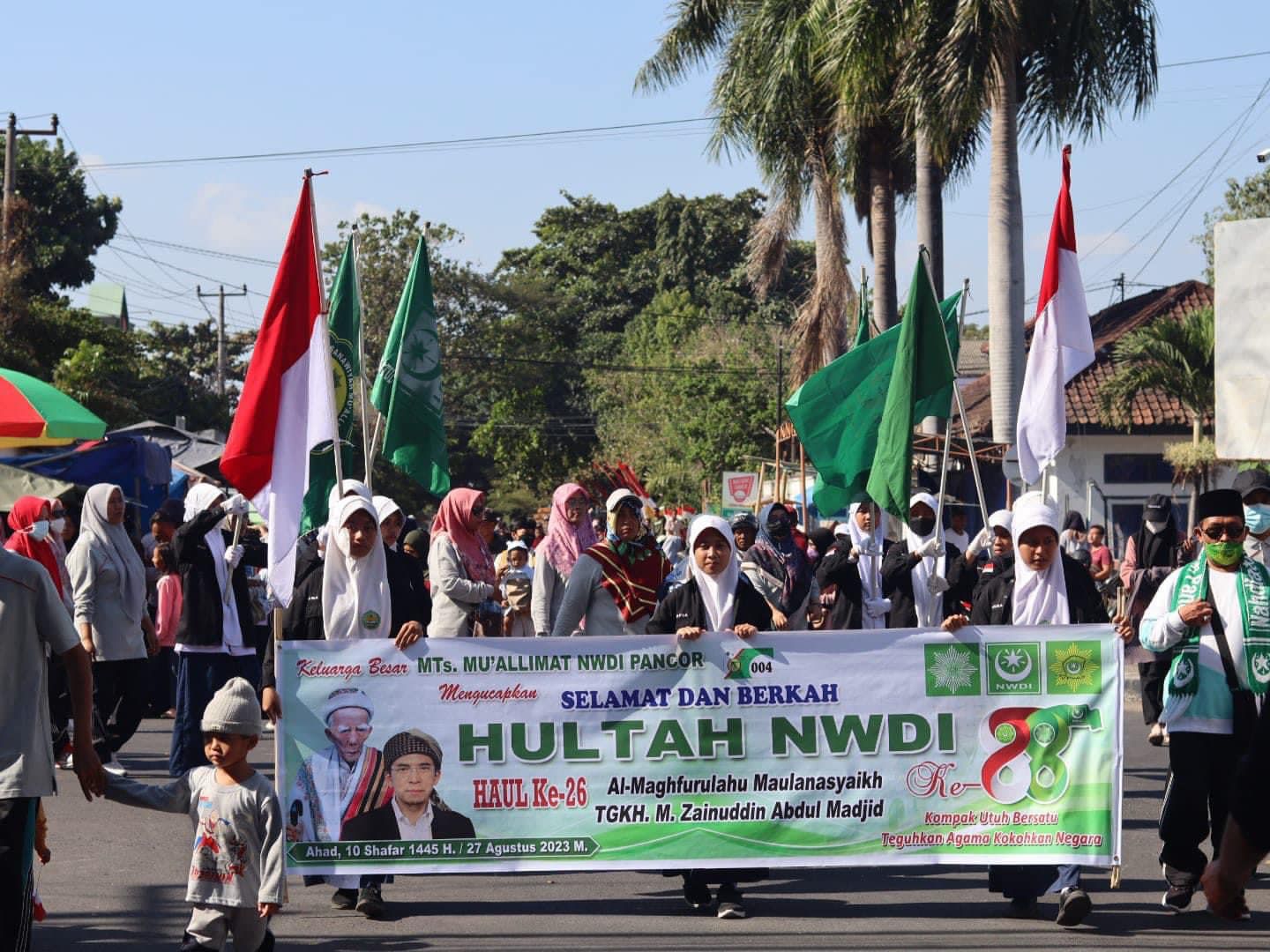 MERIAHKAN HULTAH: Ribuan jamaah yang terdiri dari santri dan masyarakat umum mengikuti pawasi alegoris tahap I Hultah NWDI ke-88 di Pancor, Lombok Timur, Jumat (25/8)