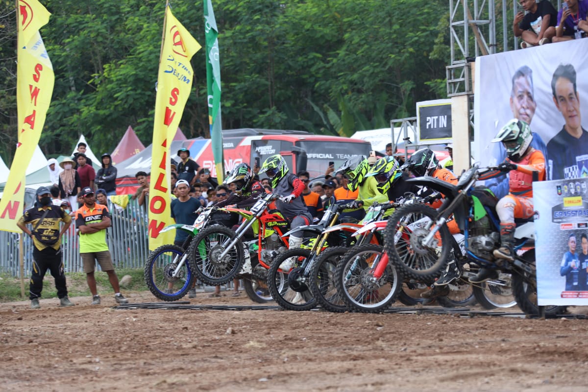 SIAP BERKOMPETISI: Sejumlah pembalap unjuk kebolehan pada Kejurnas Grasstrack GTX Region 3 Bali Nusra Putaran IV di Sirkuit Lantan 459, Desa Lantan, Kecamatan Batukliang Utara, Loteng, Sabtu (26/8/202