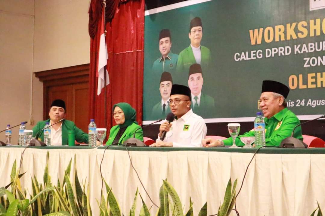 TARGET MENANG: Sekjen PPP Arwani Thomafi (kemeja putih) saat memberikan arahan pada Bacaleg PPP di NTB, Kamis (24/8).