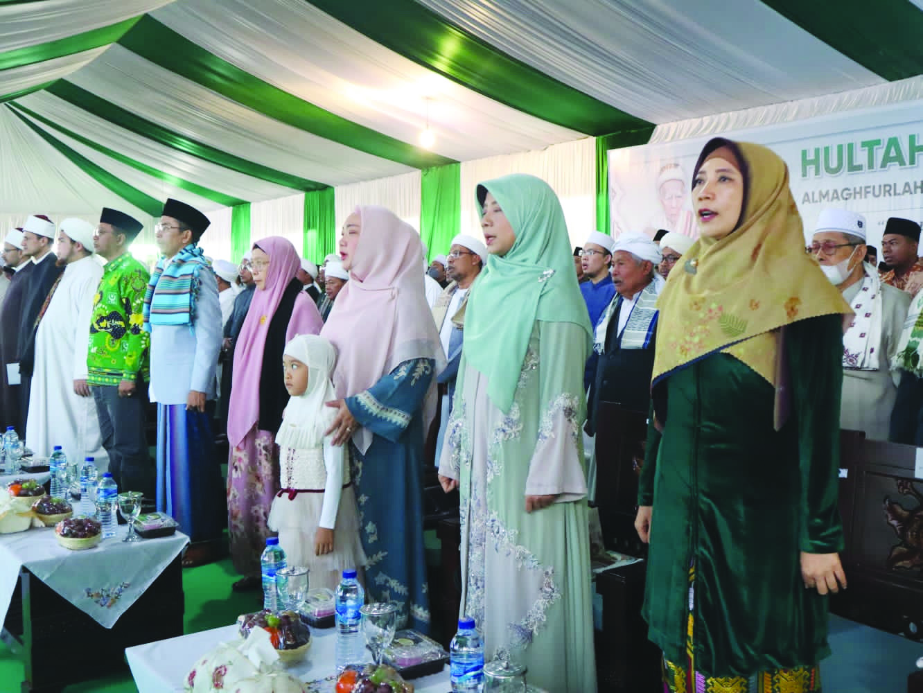 Hj Sitti Rauhun Zainuddin Abdul Majid (tengah) digandeng TGB Zainul Majdi saat hendak memasuki arena Hultah NWDI ke-88.