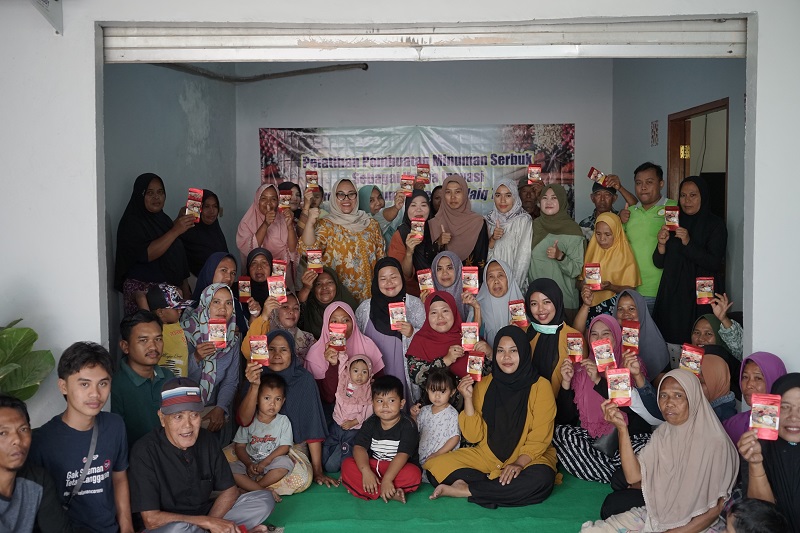 MAJU BERSAMA: Dosen Unizar dan masyarakat, usai pelatihan pembuatan minuman serbuk herbal, di Peresak, Narmada, Lombok Barat, pekan lalu.