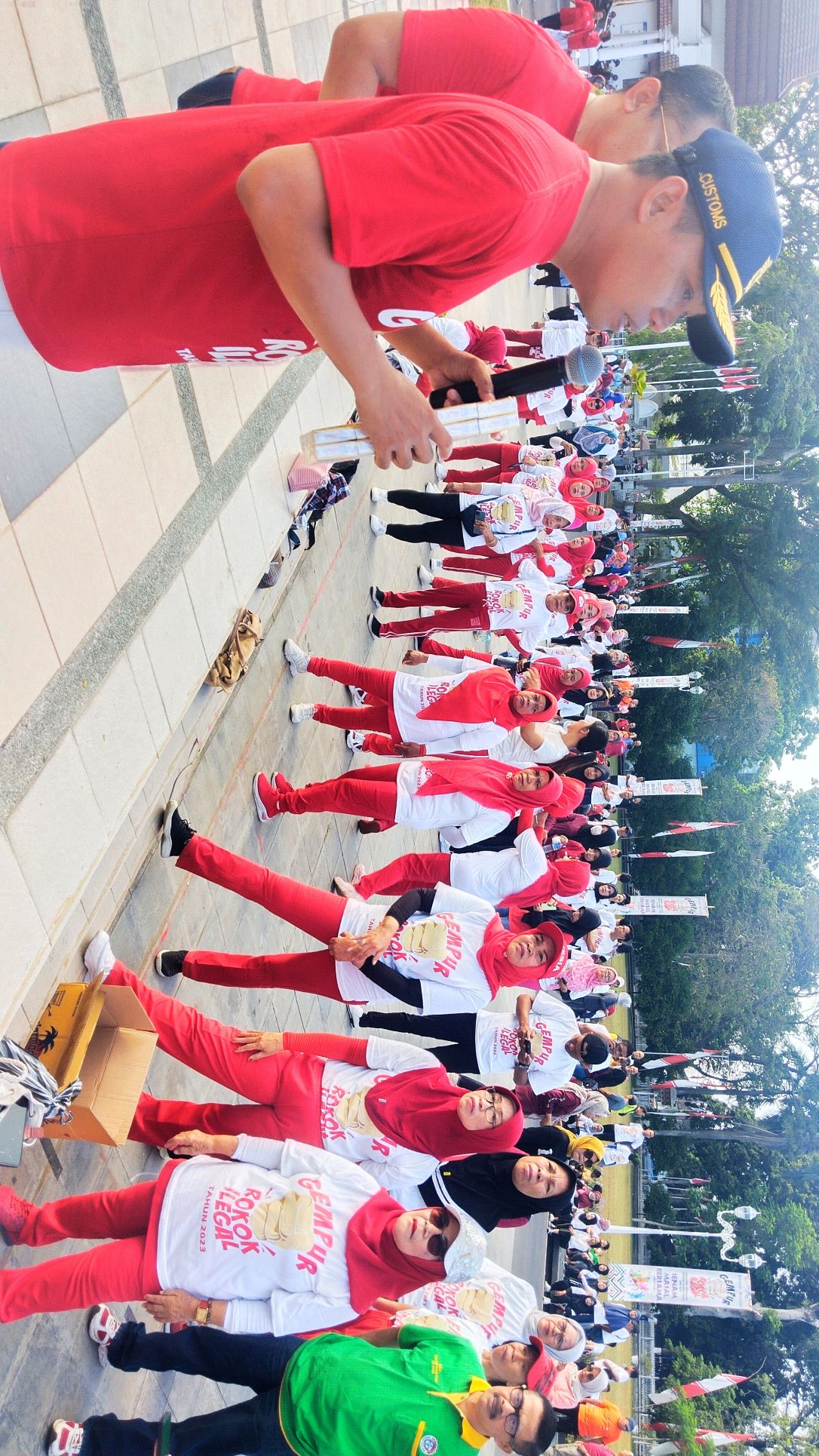 RATUSAN pedagang kaki lima dan masyarakat mengikuti senam massal yang digelar Biro Perekonomian Setda NTB di halaman kantor Gubernur NTB, pada Jumat (25/8) lalu.