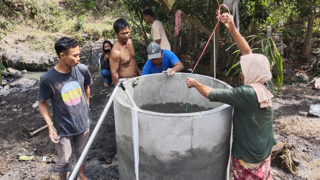 AIR MELIMPAH: Sejumlah warga bergotong royong menambah jumbleng sumur yang airnya tiba-tiba melimpah di tengah musim kemarau, di Dusun Kerembong Perok Timur, Desa Janapria, Kecamatan Janapria, Loteng.