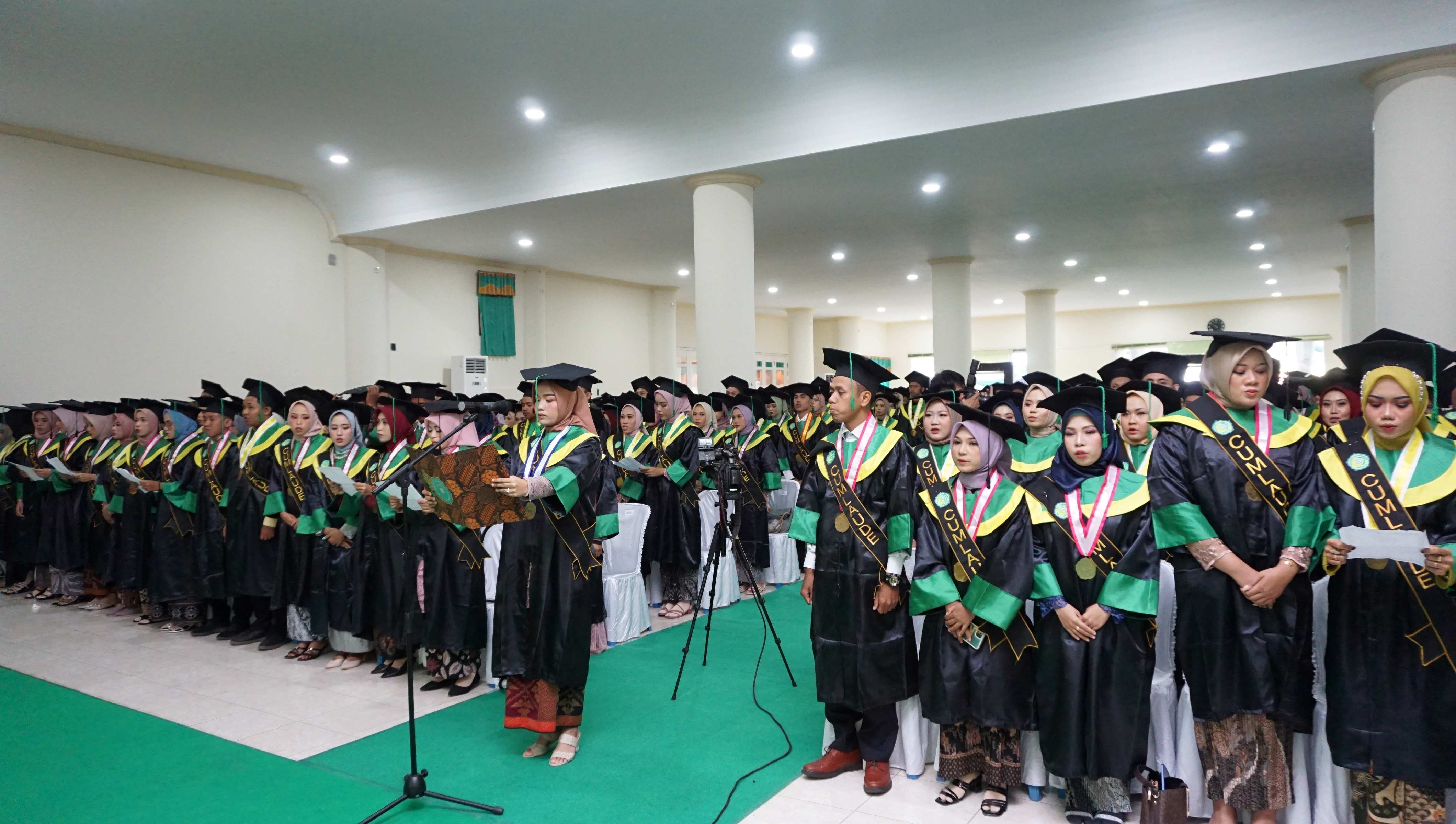 Universitas Muhammadiyah Mataram (Ummat) sukses menggelar wisuda untuk program Diploma dan Sarjana yang ke-56, di aula H Anwar Ikraman Ummat, Sabtu (26/8).