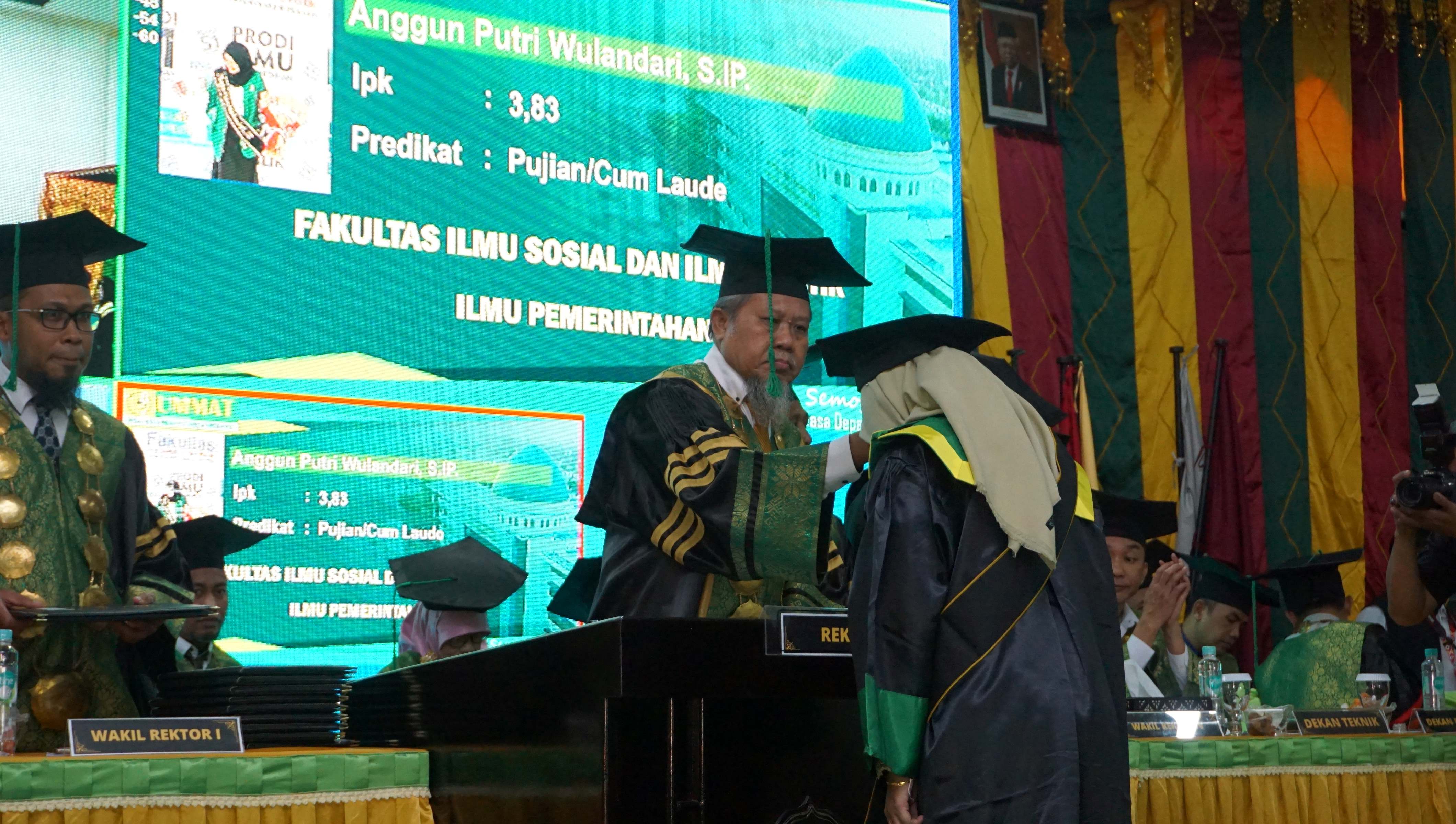 Universitas Muhammadiyah Mataram (Ummat) sukses menggelar wisuda untuk program Diploma dan Sarjana yang ke-56, di aula H Anwar Ikraman Ummat, Sabtu (26/8).