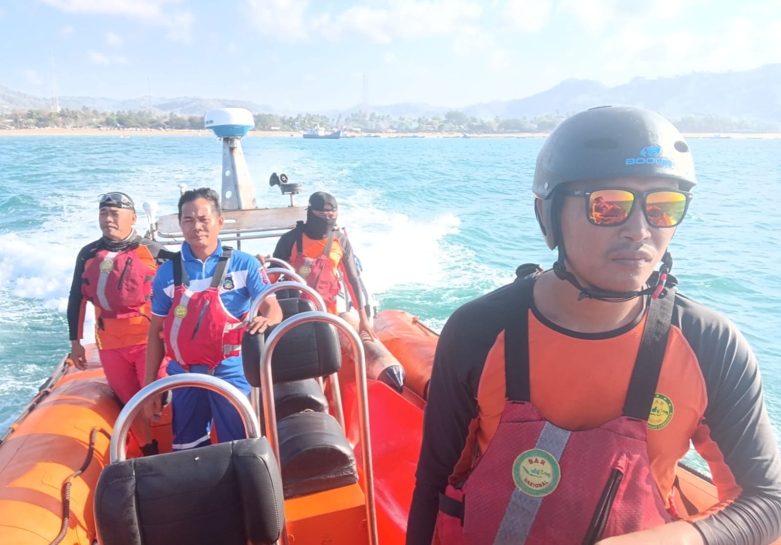 PENCARIAN DIHENTIKAN: Petugas Basarnas Mataram menyisir perairan laut di Pantai Teunting Unting, Desa Mekar Sari, Kecamatan Praya Barat, Loteng, Sabtu (26/8).