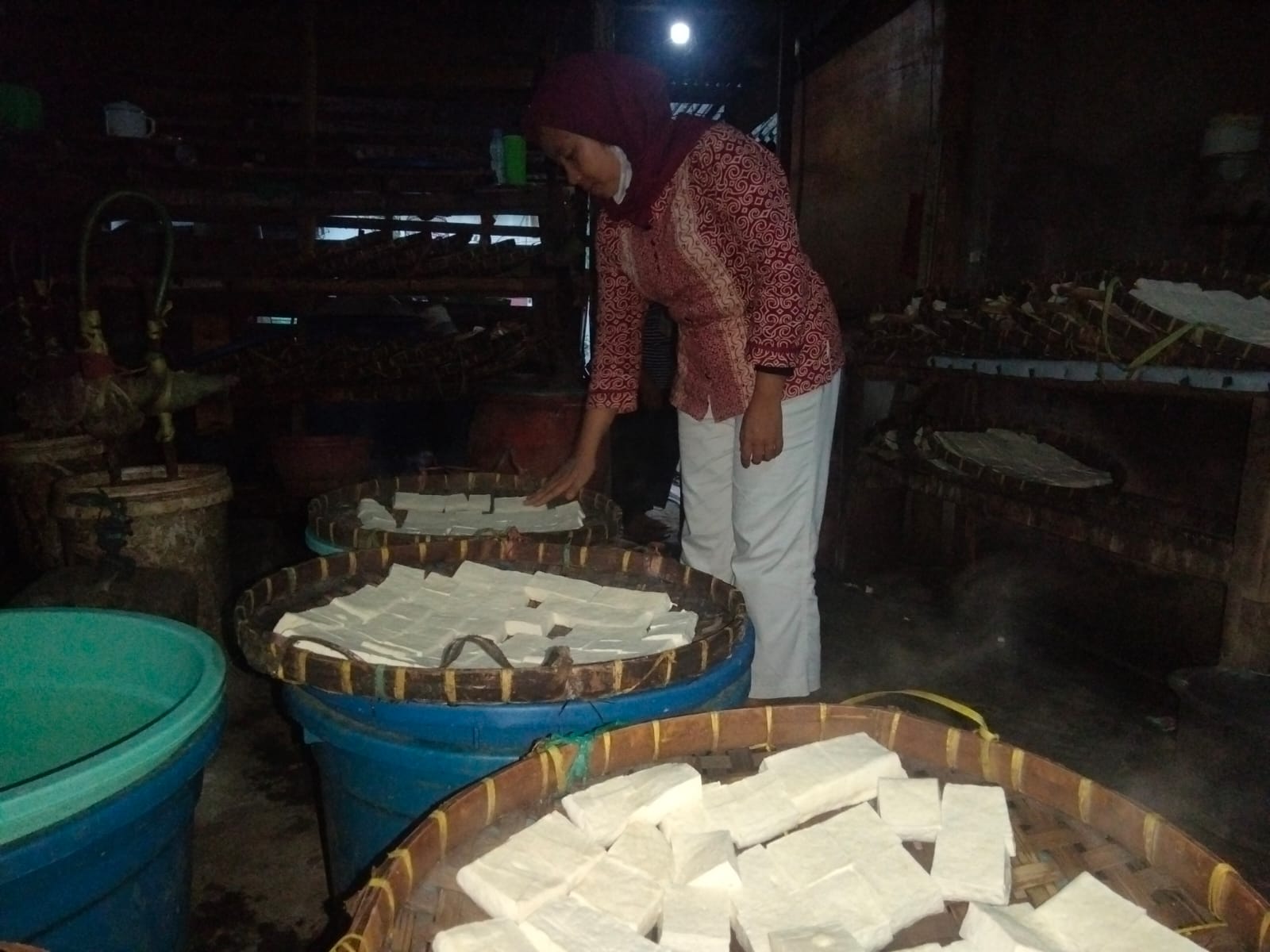 LARIS MANIS: Rabiq, salah satu warga Abian Tubuh Baru saat memproduksi tahu di rumahnya, beberapa waktu lalu.