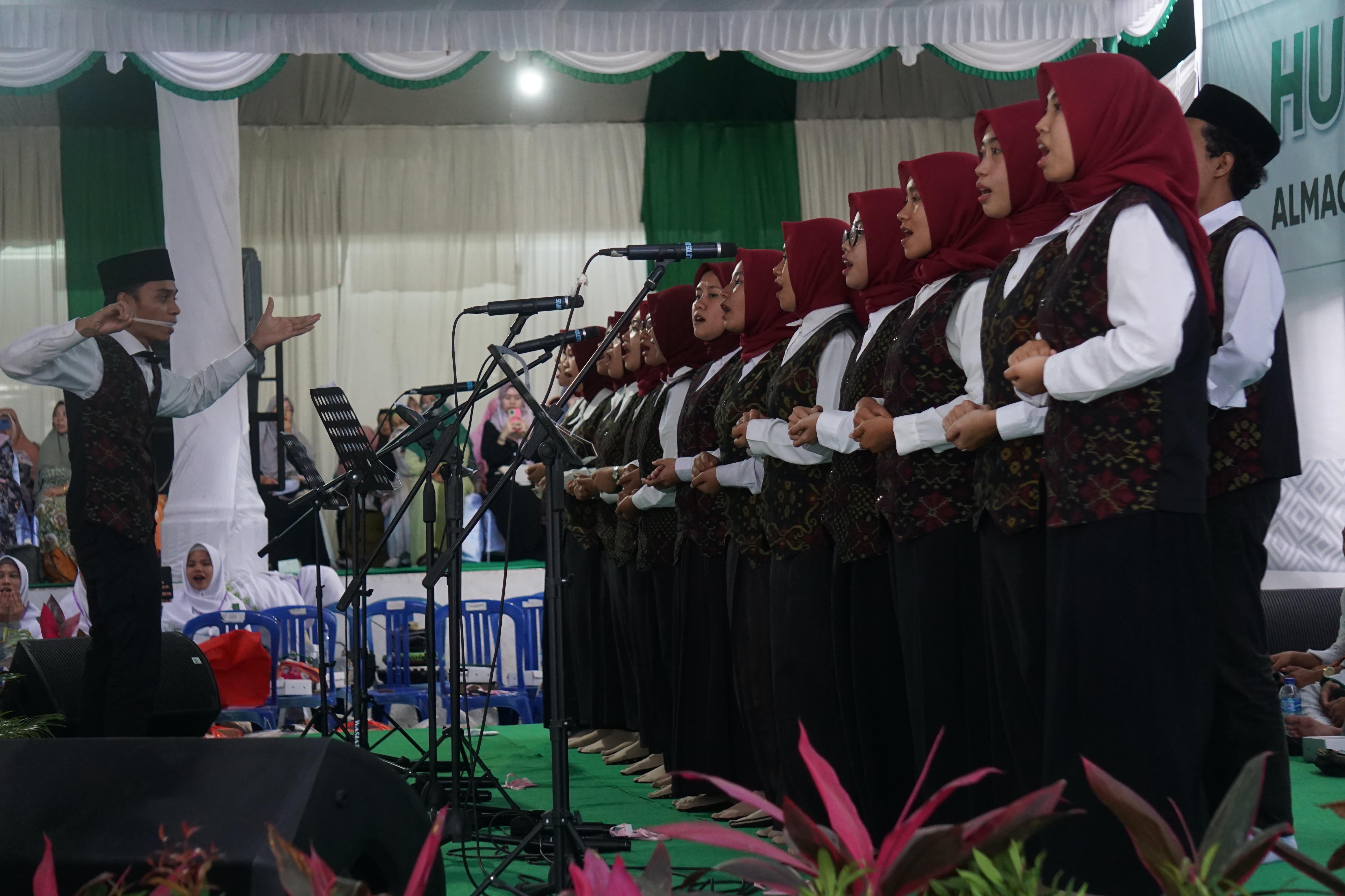 PADUAN SUARA: Kelompok paduan suara mahasiswa Sendratasik Universitas Hamzanwadi tengah menyanyikan lagu berjudul &lsquo;pacu gamaq&rsquo; karya Almaghfurlah Maulana Syaikh TGKH Muh