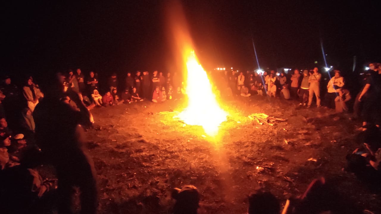 SEMANGAT PERUBAHAN: Suasana Kemah Kebangsaan di Wisata Gunung Jae, Desa Sedau, Kecamatan Narmada yang digelar Karang Taruna Lobar, kemarin.